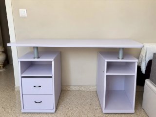 Escritorio moderno blanco y plateado