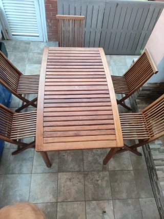 Mesa y 5 sillas plegables de madera exterior