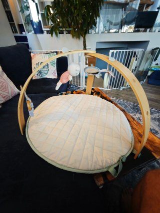 Gimnasio para bebé con arco de madera