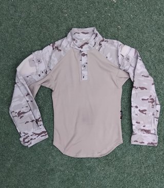 Camiseta de combate árida.
