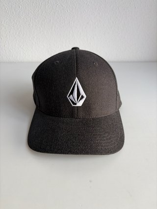 Gorra Volcom Negra con Logo Blanco
