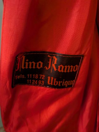 Chaqueta de Piel Roja con Cinturón