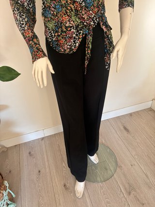 Pantalón negro Sinequanone y blusa floreada