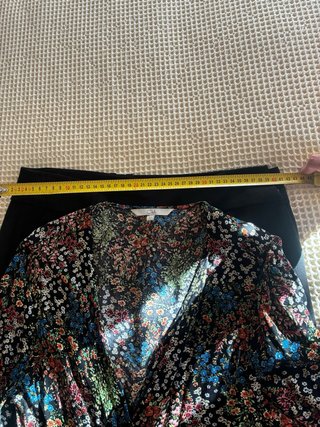 Pantalón negro Sinequanone y blusa floreada