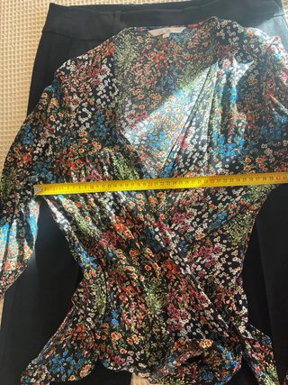 Pantalón negro Sinequanone y blusa floreada