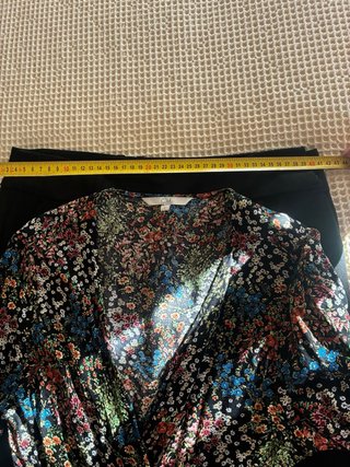 Pantalón negro Sinequanone y blusa floreada