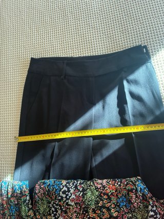 Pantalón negro Sinequanone y blusa floreada