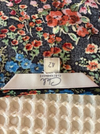 Pantalón negro Sinequanone y blusa floreada