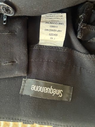 Pantalón negro Sinequanone y blusa floreada