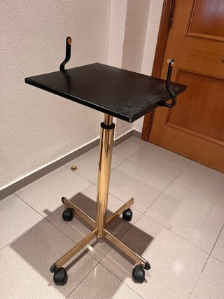 Mesa auxiliar con ruedas