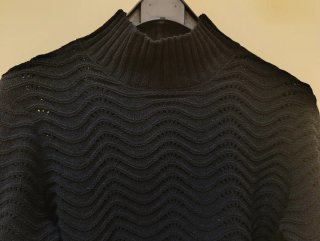 Jersey de punto negro con cuello medio