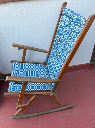 Mecedora antigua de madera y tela