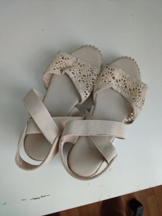 Sandalias Beige Encaje y Tiras Elásticas
