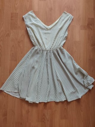 Vestido de lunares blanco y negro