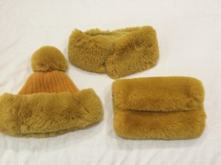 Lote de gorro, cuello y bolso de pelo