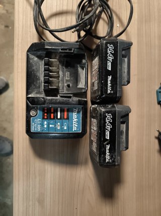 Cargador y 2 Baterías Makita 14.4V