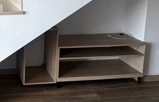 Mueble de televisión bajo escalera