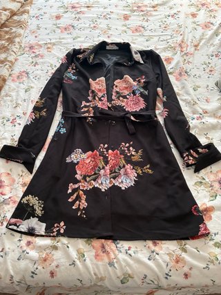 Vestido camisero negro y estampado de flores
