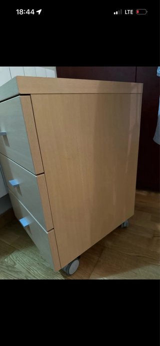 Calaixera de fusta amb rodes