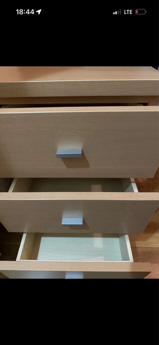 Calaixera de fusta amb rodes