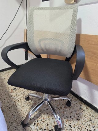 Silla de oficina ergonómica negra y gris