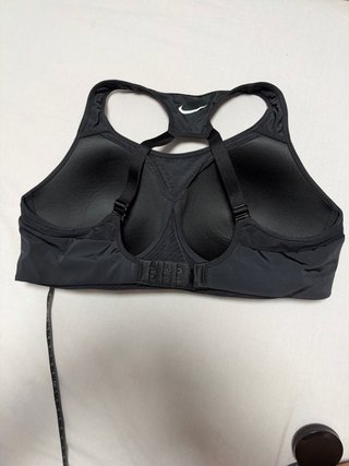Top deportivo Nike negro