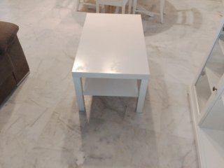 Mesa de salón blanca de madera