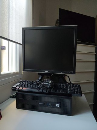 Ordenador Torre HP con Pantalla Dell