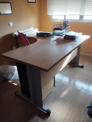 Mesa de despacho, archivador, estantería y 2 Silla