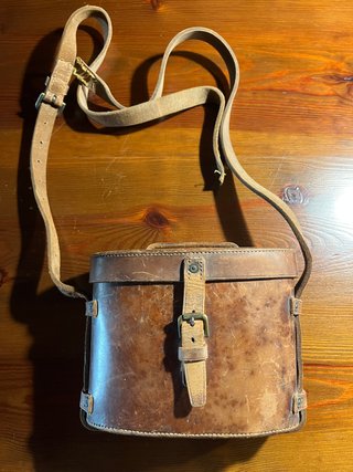 Estuche de cuero antiguo para prismáticos