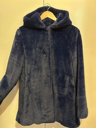 Abrigo de pelo azul con capucha