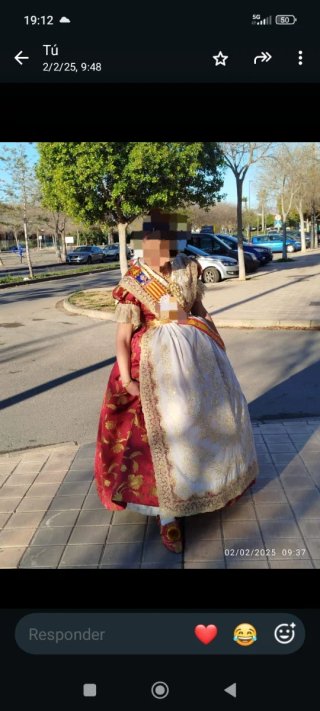 Traje de fallera rojo y dorado
