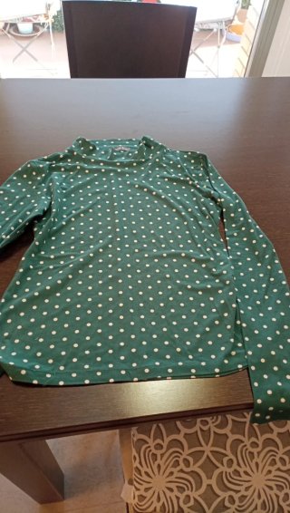 Camiseta verde de lunares
