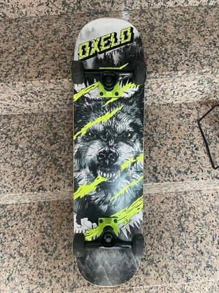 Skateboard con diseño geométrico