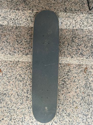 Skateboard con diseño geométrico
