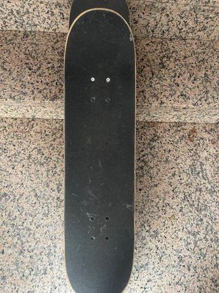 Skateboard con diseño geométrico