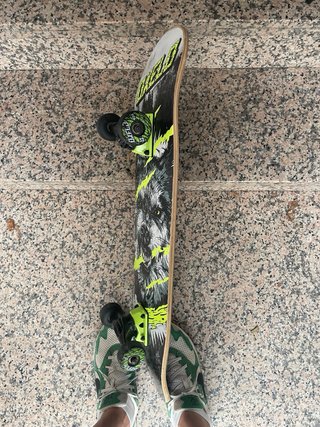 Skateboard con diseño geométrico