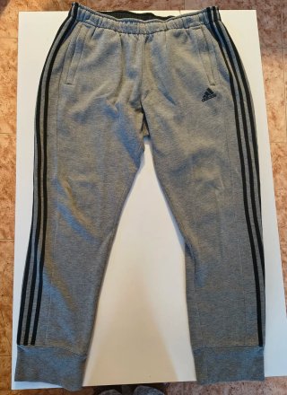 Pantalón de chándal Adidas gris y negro