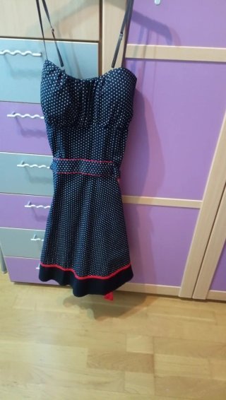 Vestido de lunares negro y rojo