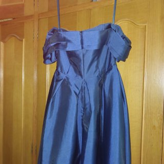 Vestido de fiesta azul hombros descubiertos