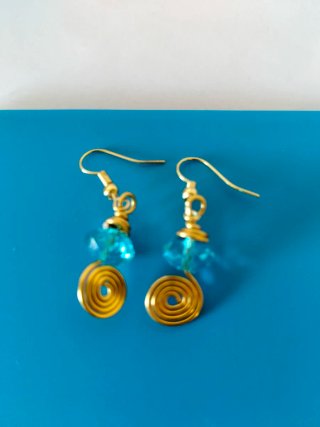 Pendientes dorados con abalorios azules