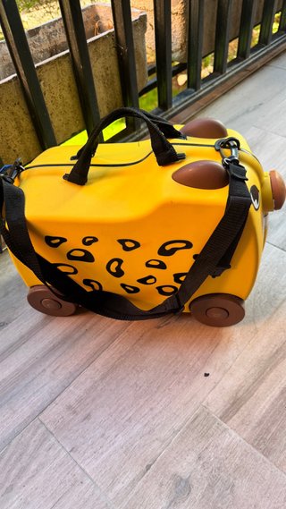 Maleta infantil amarilla con etiqueta