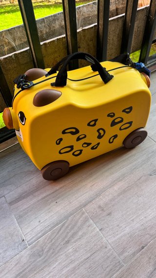 Maleta infantil amarilla con etiqueta