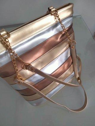 Bolso de hombro metalizado