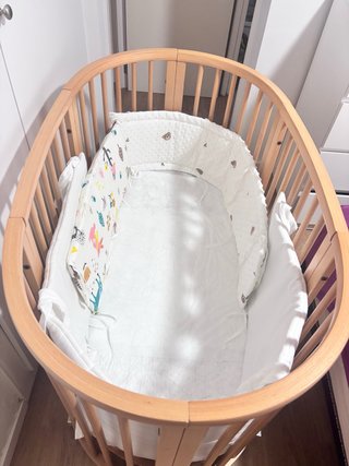 Cuna Stokke bebé con colchon y protectores lateral
