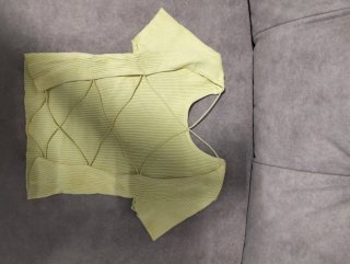 Top de punto con diseño cruzado y espalda al aire