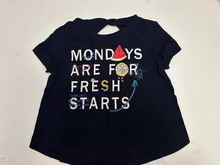 Camiseta Azul Marino con Estampado