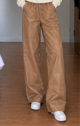 Pantalón de cuero ancho
