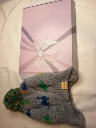 Gorro de punto con dinosaurios y orejeras