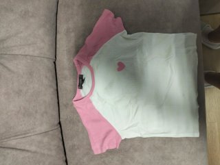 Camiseta rosa y blanca con corazón